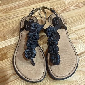 b.o.c Women’s Floral T-Strap Slingback Sandals